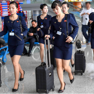 朝鮮空姐著新版制服亮身機(jī)場(chǎng) 裙子高度首上膝蓋
