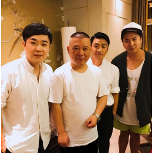 郭德綱曬小伙伴合影，網(wǎng)友稱馬蓉移民王寶強(qiáng)變瘦了