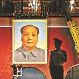 天安門城樓更換毛主席畫像，整個(gè)過程持續(xù)1個(gè)多小時(shí)