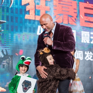 “迷你猩猩”熊抱強(qiáng)森激萌表白