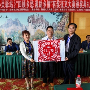 回顧?quán)l(xiāng)愁，激勵鄉(xiāng)情