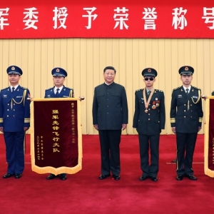 中央軍委舉行授予榮譽(yù)稱號儀式 習(xí)近平向獲得榮譽(yù)稱號的個(gè)人頒授獎?wù)潞妥C書 向獲得榮譽(yù)稱號的單位頒授獎旗