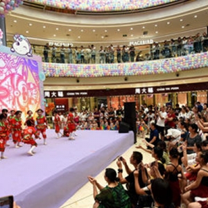 頌祖國(guó)、迎軍運(yùn)文藝匯演 蔡甸家長(zhǎng)孩子“嗨”起來(lái)