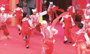 《安塞風(fēng)·腰鼓情·黃土戀》專場獻(xiàn)演于上海大世界、中山公園 　　