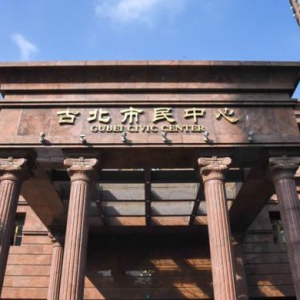 看到老人們?cè)诔燥垼倳?shū)記風(fēng)趣地說(shuō)，“你們吃飯，我就不跟你們握手了”