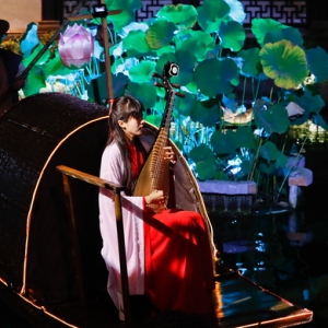 夜豫園”刺激夜間游客數(shù)量同比顯著增長(zhǎng)，故地重游的游客贊不絕口