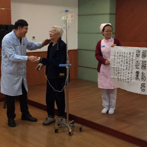 劉松林會(huì)長(zhǎng)出席彩絲帶公益活動(dòng)向王振國(guó)院長(zhǎng)贈(zèng)送詩(shī)作