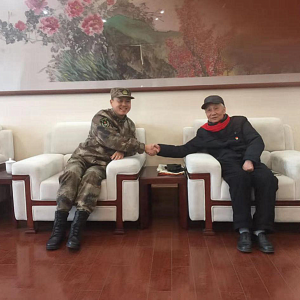 錚沈?qū)崢I(yè)莊強(qiáng)隨團(tuán)參觀慰問南京路上好八連事跡展覽館