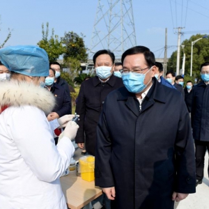 保供應穩(wěn)市場穩(wěn)預期！李強調研口罩生產企業(yè)，檢查農村疫情防控