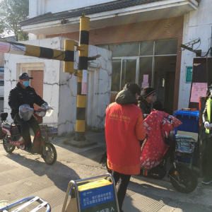 松江區(qū)新橋鎮(zhèn)這個(gè)黨群服務(wù)點(diǎn)組織居民守望相助，讓社區(qū)防控充滿溫情