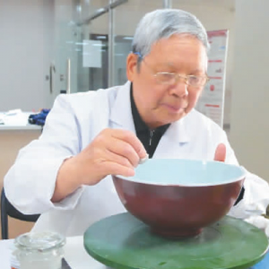 南京博物院文保所原所長王勉—— 讓破碎的古瓷重?zé)ㄐ律? class=