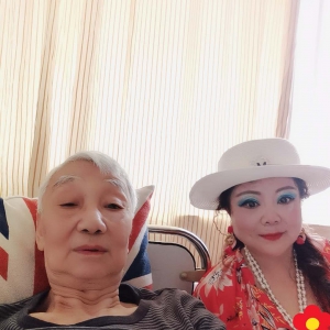 上海通俗文藝研究會名譽(yù)副會長著名歌唱達(dá)人菜花甜媽探望劉松林會長