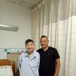 上海通俗文藝研究會(huì)藝術(shù)團(tuán)副團(tuán)長徐樹超探望劉松林會(huì)長