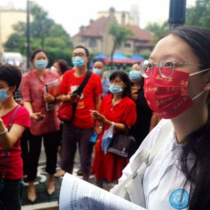 多學(xué)了一個月，自信滿滿！送考老師為考生綁上紅絲帶，寓意“高考必勝”