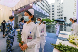 吳孟超為病人著想的醫(yī)者仁心 風(fēng)雨難阻，市民自發(fā)吊唁精誠(chéng)大醫(yī)