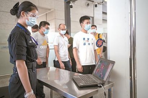 筑牢防線 申城公共場(chǎng)所加強(qiáng)防疫舉措