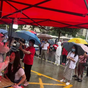 孔鴻聲：風(fēng)雨中的花傘