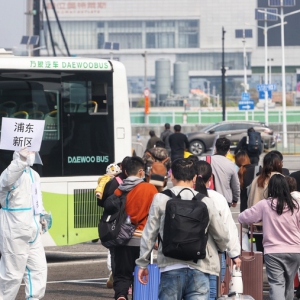 在上海市級(jí)、區(qū)級(jí)方艙內(nèi)，援滬醫(yī)療隊(duì)、本地醫(yī)療隊(duì)夜以繼日奮戰(zhàn) 正循環(huán)！出院出艙數(shù)首超新增數(shù)